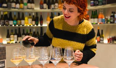 Kelly Bishop pouring wine